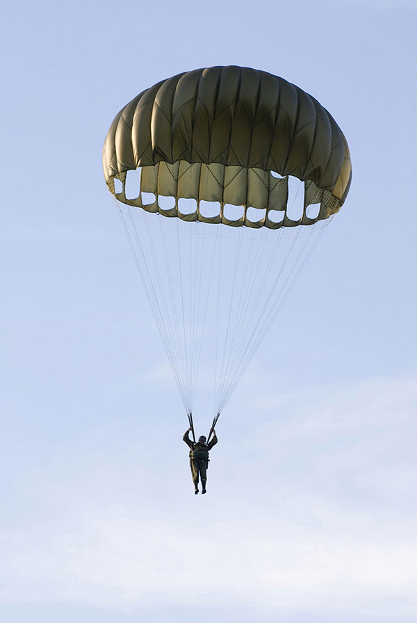 Maneuverable static-line military personnel parachute canopy